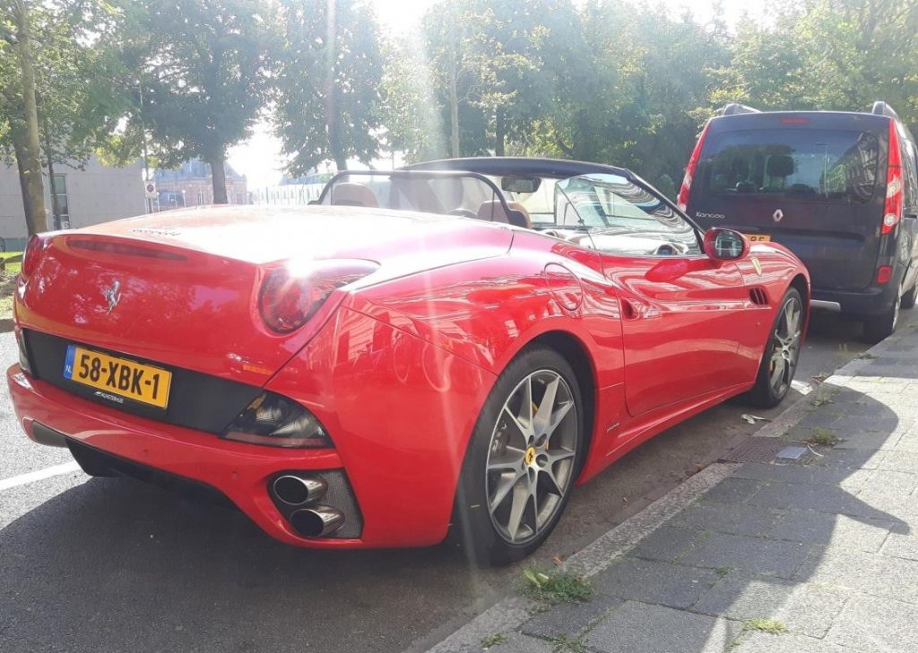 Daar sta je dan met je autootje tussen de supersport auto's...