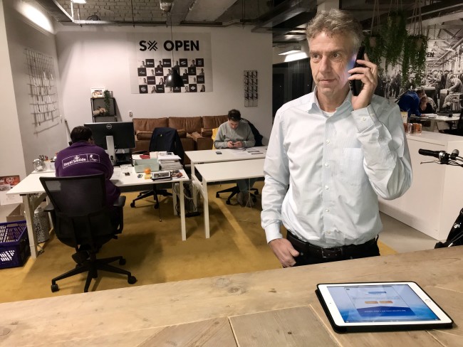 Iedereen is druk aan het bellen..