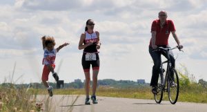 Jetty's nichtje Esther bij haar triathlon op het loopnummer