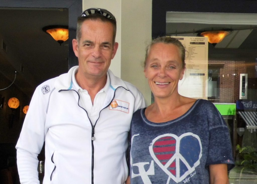 HILVERSUM. Een hele fijne ontmoeting met Brenda Toet. Zij komt ons team vrijwilligers versterken en zal vooral als verpleegkundige meegaan op onze vakantietrips. WELKOM BRENDA! — v.l.n.r. Miel in 't Zand en Brenda Toet-Reiz