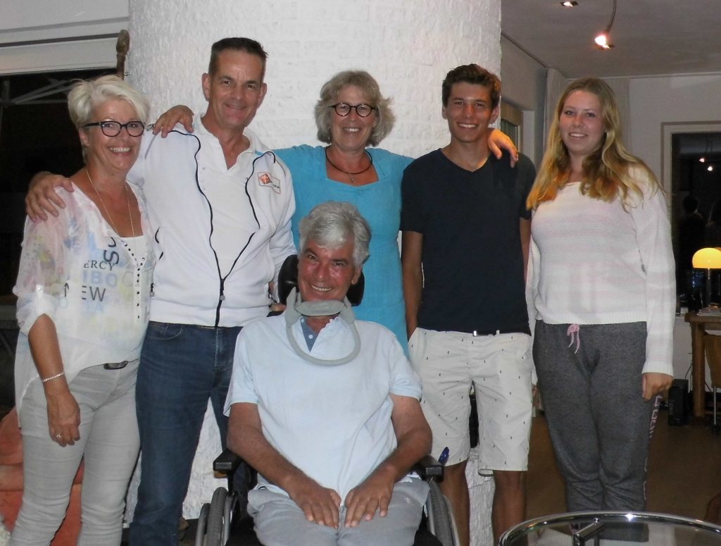 KORTGENE. Onze 1e ronde door Nederland werd afgesloten met een heel fijn bezoek en kennismaking met Cees, Jolanda, Reinout en Floor Campfens. Wij gaan ervoor zorgen dat dit gezin weer een beetje meer 'wind in de zeilen' krijgt... Maar wat een kanjers zijn dit! Respect hoe zij nu al samen vechten voor een beter leven met ALS! v.l.n.r. Nita van Vliet, Miel in 't Zand, Cees/Jolanda/Reinout en Floor Campfens