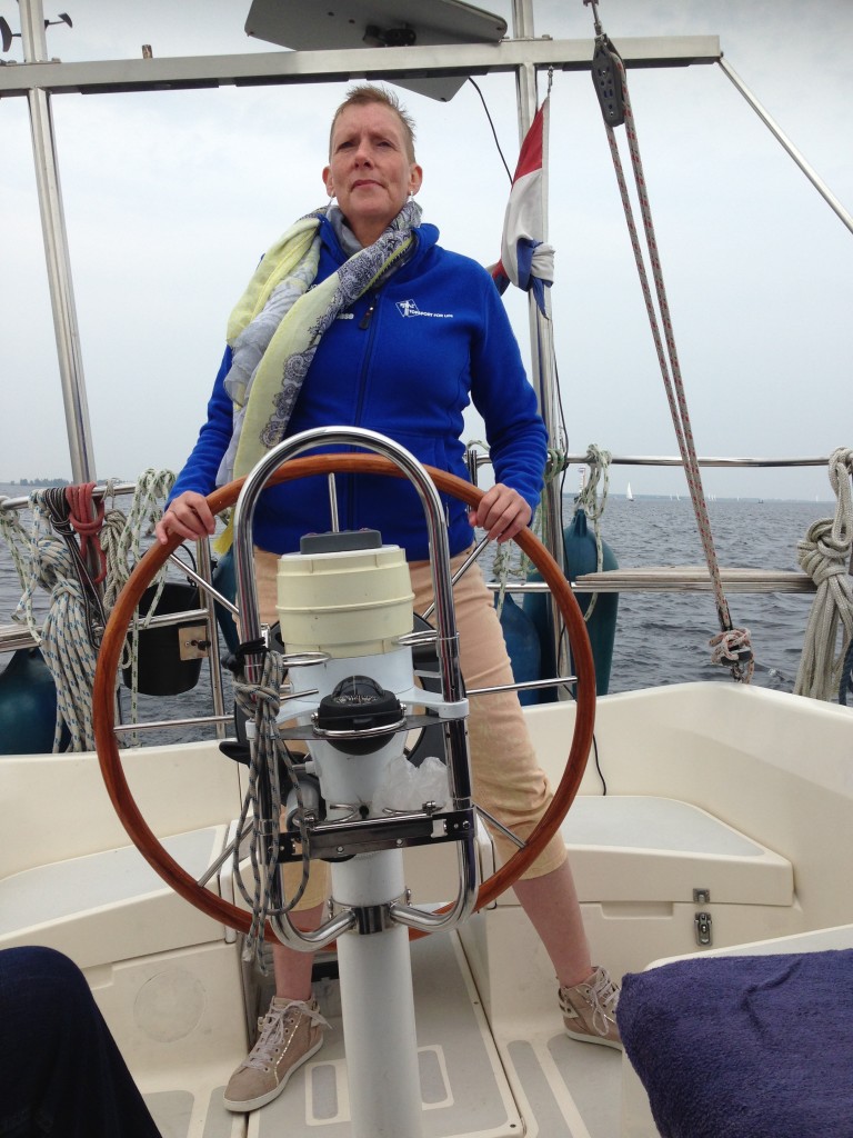 Topsport for Life - Samen voor de wind - kankerpatiënte Anita aan het roer