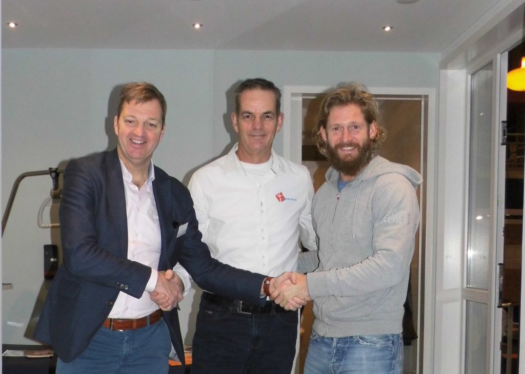 Een ferme handdruk op de nieuwe samenwerking in de zorgunit van Zorgwonen! Met v.l.n.r. Wilfried Gradus, Miel in 't Zand en Björn van der Doelen