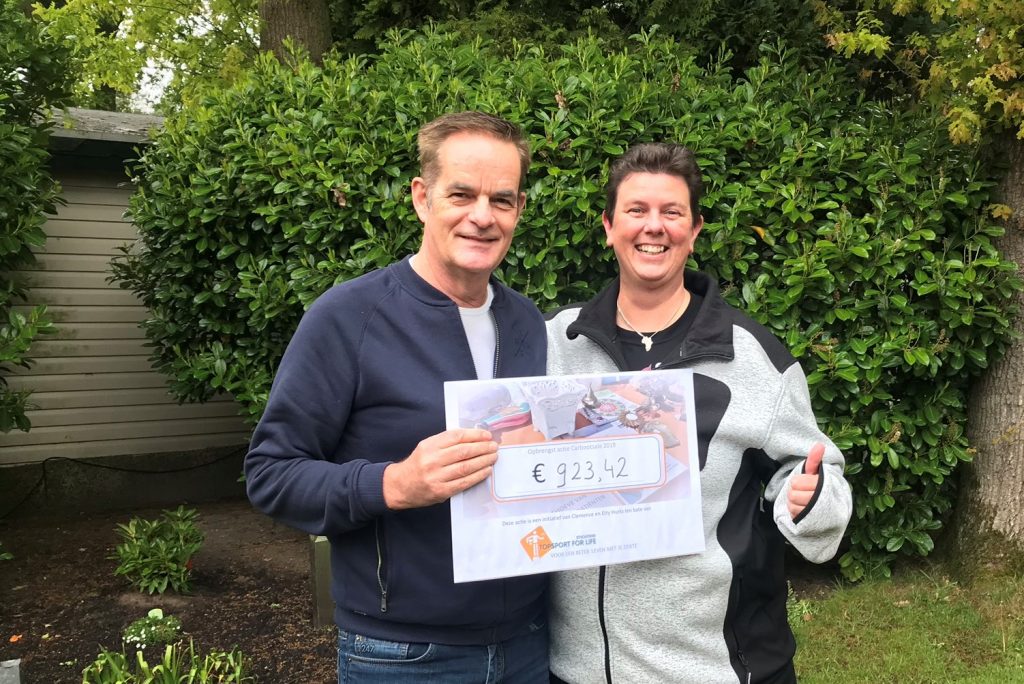 Miel in 't Zand van Topsport for Life neemt de cheque in ontvangst van Clemence Hurks